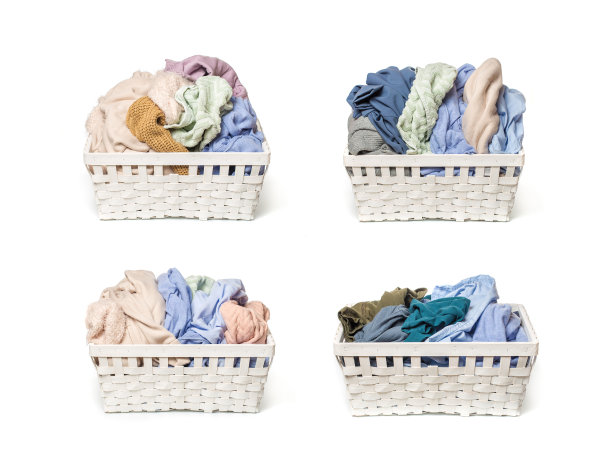 一套衣服在洗衣木篮子孤立在白色背景图片下载