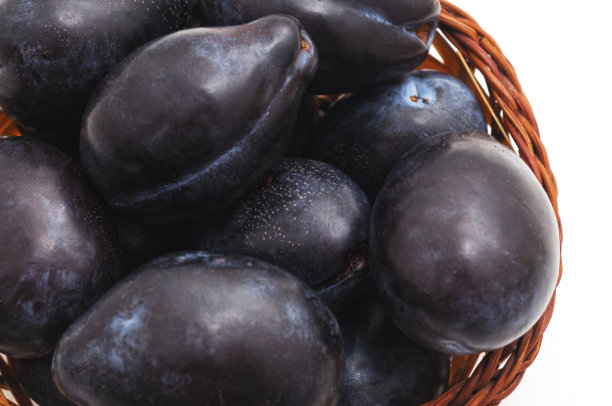 篮子里的一组李子。图片下载