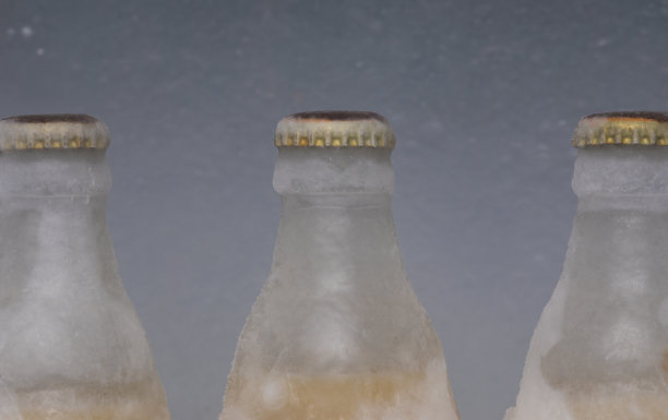冰冻的瓶装啤酒图片下载