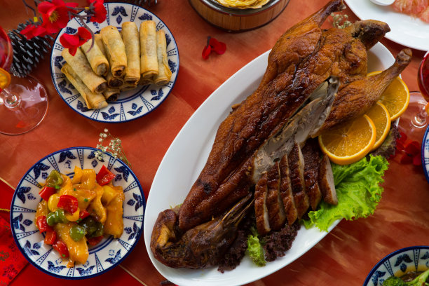 北京烤鸭或北京烤鸭，是中国最著名的菜肴之一，是中国新年庆祝时餐桌上的食物素材图片