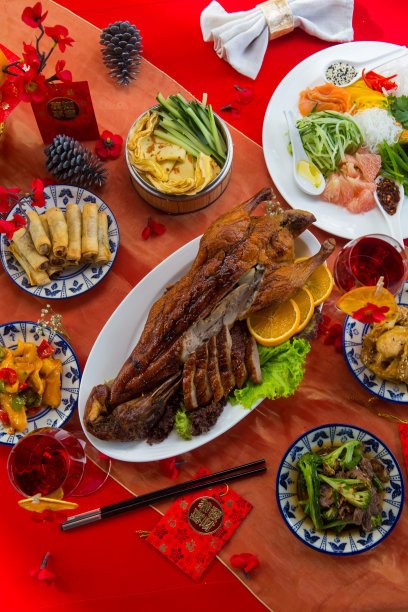 北京烤鸭或北京烤鸭，是中国最著名的菜肴之一，是中国新年庆祝时餐桌上的食物素材图片