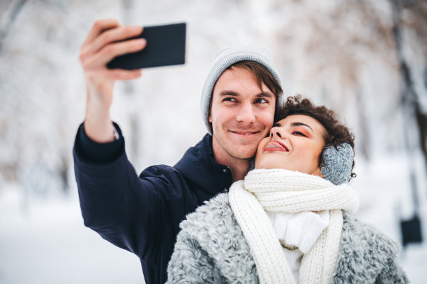 一对年轻夫妇在雪中自拍图片下载