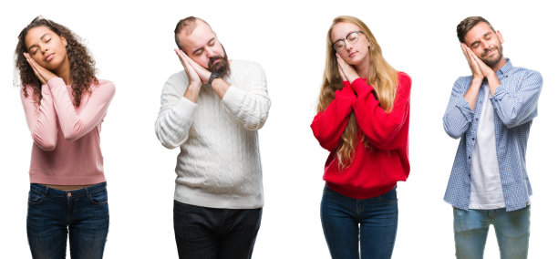 一群年轻人在白色孤立的背景上的拼贴，疲倦地睡觉，做着梦，合着眼睛微笑着摆出双手合十的姿势。图片下载