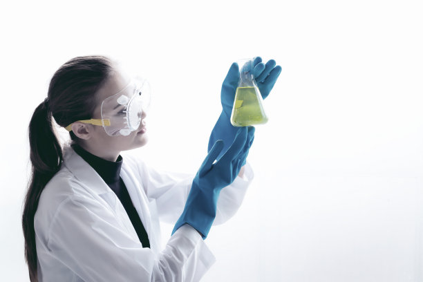 女性化学研究员从事实验室和烧杯液体实验的科学工作。科学家研究人员在实验室测试和分析生物液体样品。、商业、医疗保健和工业。图片下载