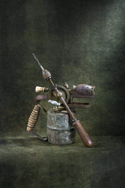 用老式手钻和喷灯做的静物画图片下载