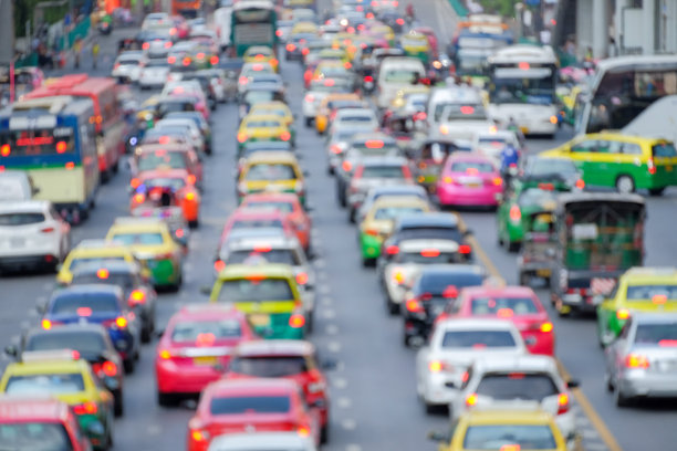 模糊焦点背景下曼谷大都市的交通堵塞，图片下载