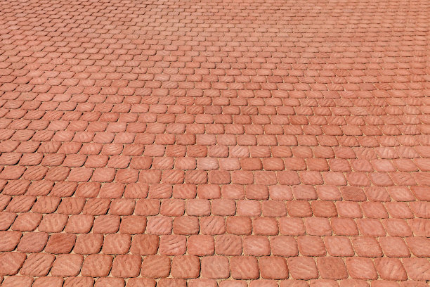 铺着红色方瓦的步行区。图片下载