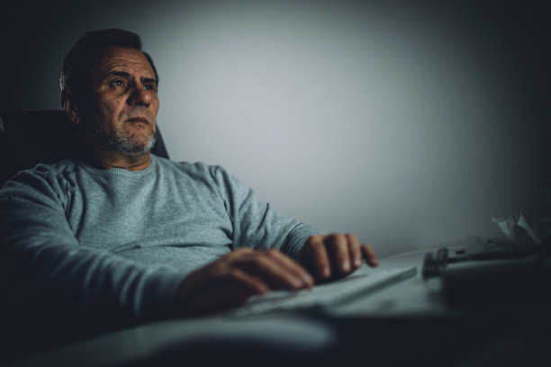 在电脑上工作过度的高年级学生图片下载