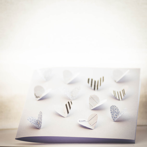 由旧信封制成的手工纸蝴蝶心情人节卡片图片下载