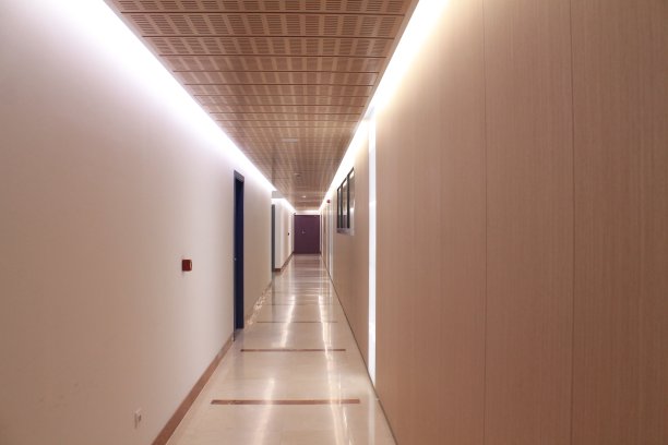 消失点在白色走廊图片下载