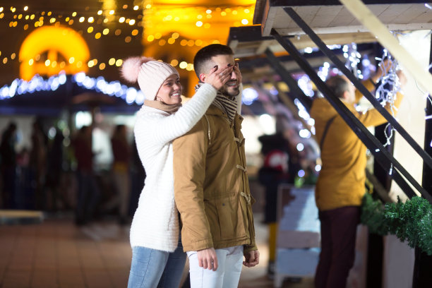 一对幸福的年轻夫妇在冬天的街上图片下载