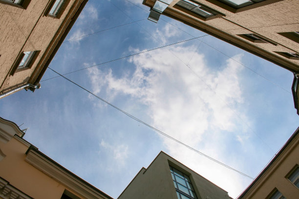 从院子里看蓝色的天空图片下载