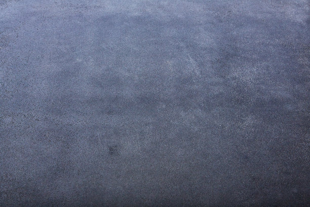 黑板上，桌子上有一个深盘子和一根香肠图片下载