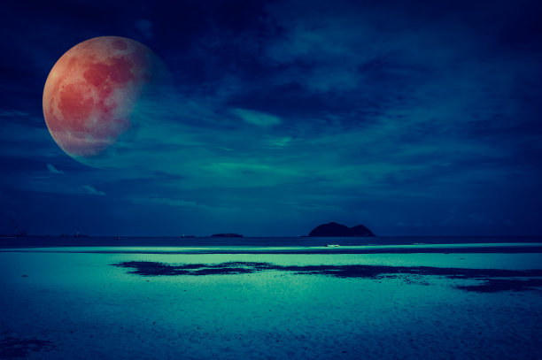 海景血月夜空宁静自然背景图片下载