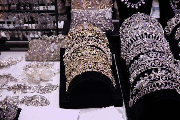 为婚礼伴娘准备的闪闪发光的头饰珠宝图片下载