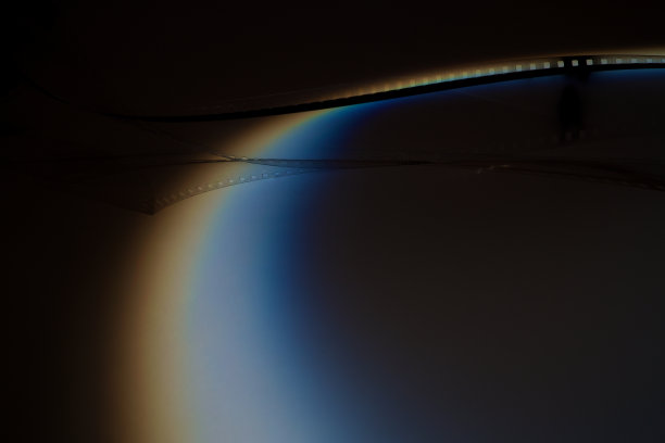 旧的35毫米胶片带蓝色阴影在黑暗的背景图片下载