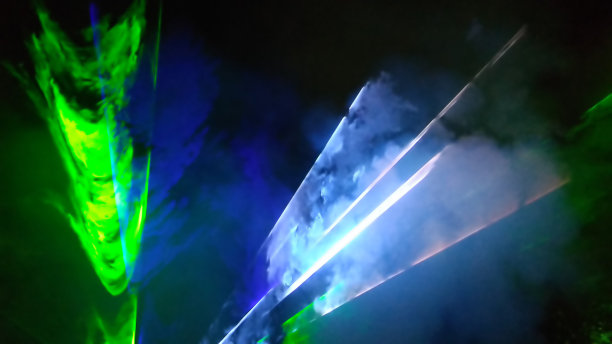 绿色，蓝色和白色与黄色的光轨迹。图片下载