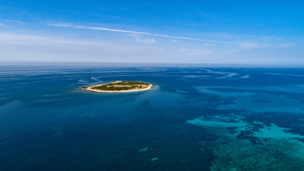 亚得里亚海中的一个小岛图片下载