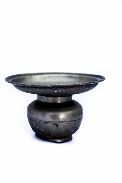 封闭的古老的容器或器具或容器或孤立在白色，即Chilamchi或螯或吐痰容器或痰盂或黄铜吐痰容器孤立在白色。图片下载