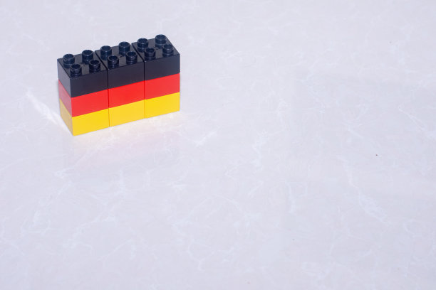 德国国旗(黑、红、黄)由玩具积木搭成，在瓦片上以反射和空间增添概念。图片下载