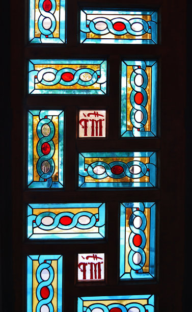 室内场景的希腊东正教教堂与彩色彩色玻璃上的门图片下载