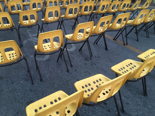 路上黄色的椅子图片下载