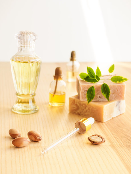 瓶子与化妆品油坚果。化妆品的意思。食品产品。在木制背景上加入摩洛哥坚果油和手工肥皂图片下载