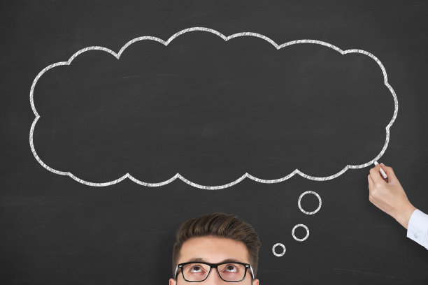 思想泡泡在黑板上的人的头上图片下载