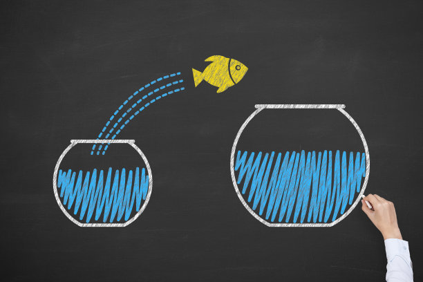 金鱼在黑板上跳出水面图片下载