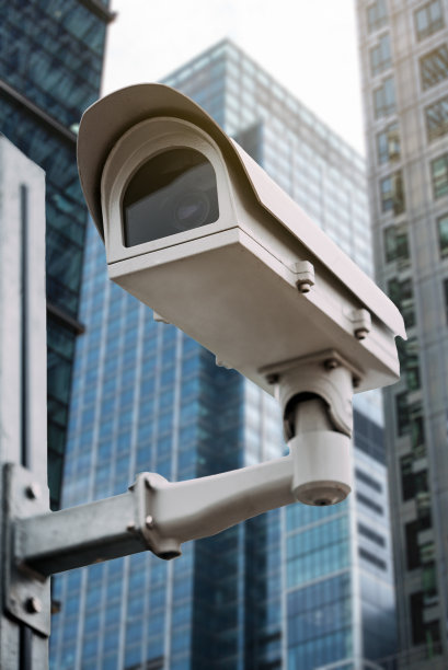 背景是玻璃建筑的监控摄像头图片下载