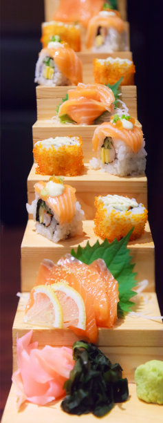 日本鲜鱼菜肴菜单，鲑鱼寿司和生鱼片搭配装饰在传统的日本餐厅的木制台阶上。营养丰富的健康食品，美味的膳食理念图片下载
