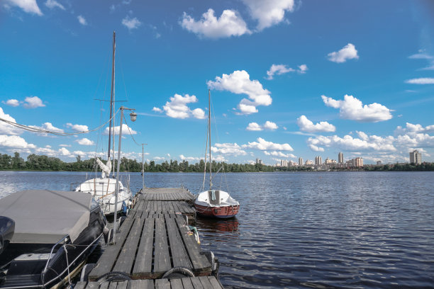 港口里有漂亮的游艇和船只。清脆的风景伴着蔚蓝的天空。库存图片图片下载