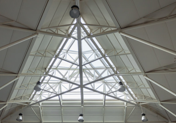 高层建筑内部白色天花板三角形天窗图片下载