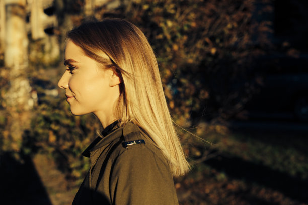 一个女孩温暖的侧面肖像图片下载