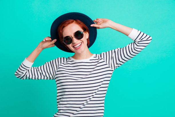 欢快的特写照片，高兴的笑，情绪，真诚，善良，友好，短发，漂亮，有吸引力，她，她的女士触摸握着的手，太阳帽孤立的柔和的绿松石背景图片下载