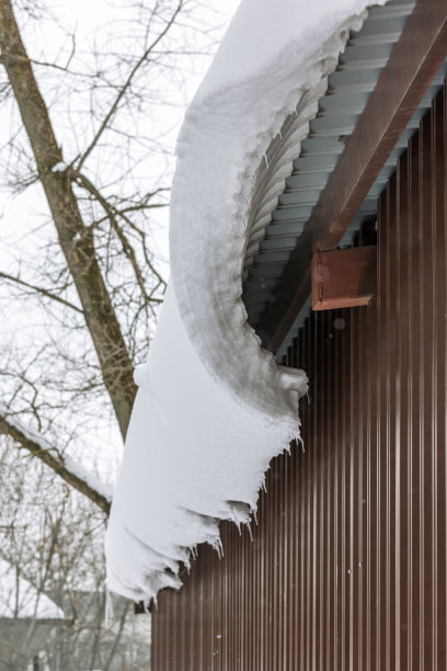 雪堆从屋顶上垂下来图片下载