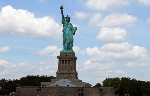 纽约自由女神像，天空晴朗图片下载