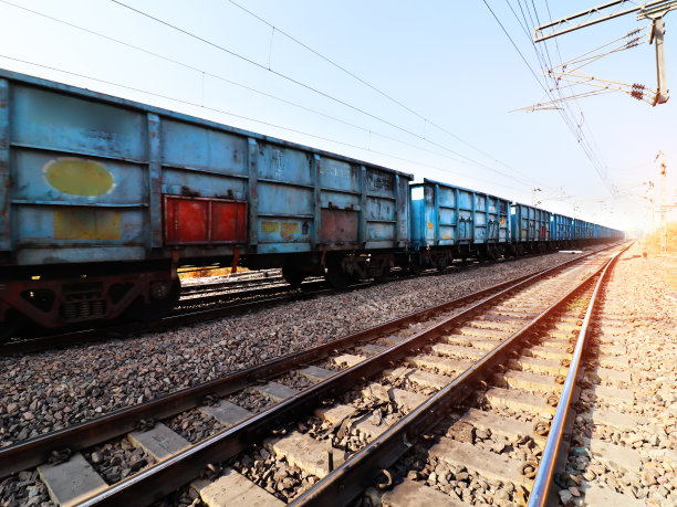货运火车正穿过铁轨图片下载