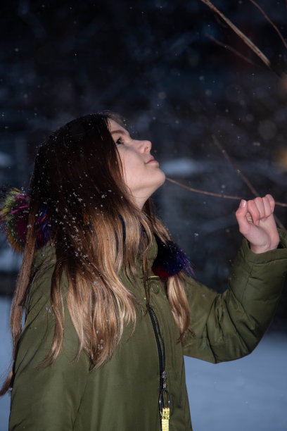 下雪时，女孩抬头看了看夜空图片下载