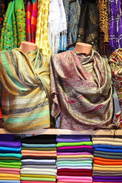伊斯坦布尔大集市上的围巾图片下载