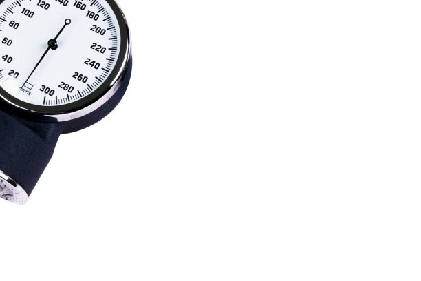 在白色背景上分离的心电图(ECG)上的血压计。无液血压计。医疗保健。图片下载