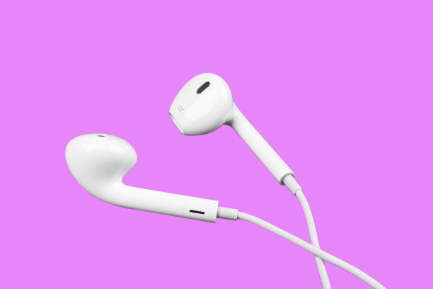 白色小耳机孤立在紫色背景。耳机隔离在黑色背景。图片下载