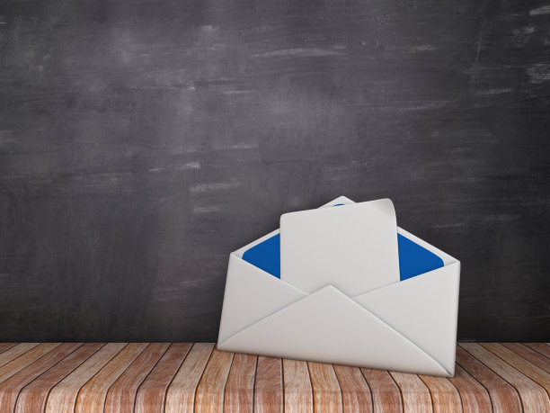 信封在木地板-黑板背景- 3D渲染图片下载