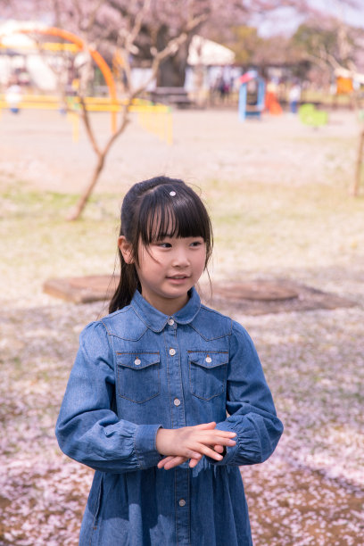 春天，小女孩在公园里图片下载