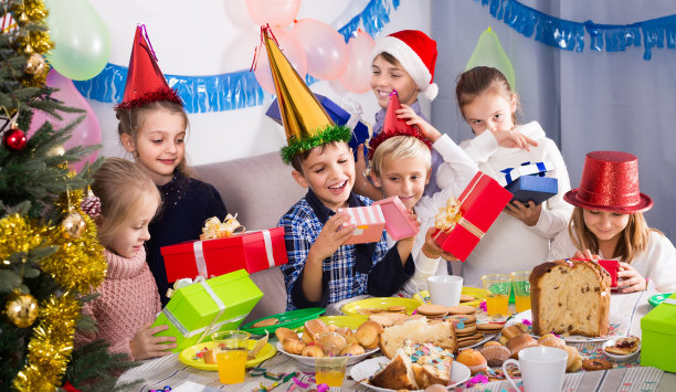 在圣诞晚餐中赠送礼物的孩子们图片下载