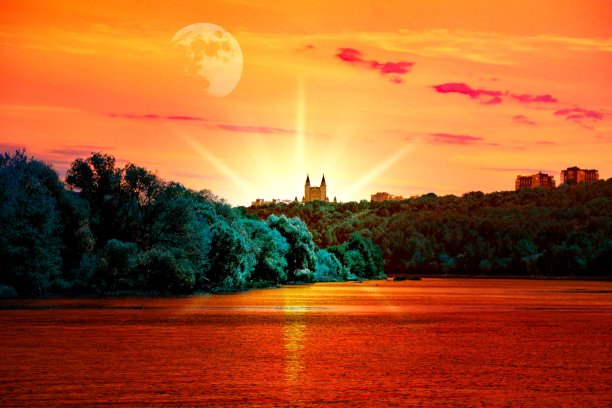 夏日月光下如画的全景。美丽的全景，湖被风景森林包围，远处的城堡在明亮的灯光下。图片下载