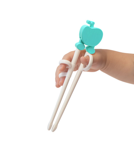 孩子们把筷子放在白色的背景上图片下载