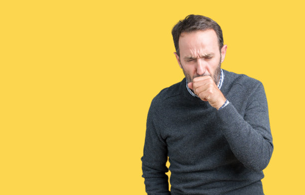 英俊的中年老人，穿着毛衣，背景孤立，身体不适，咳嗽为感冒或支气管炎症状。医疗保健的概念。图片下载