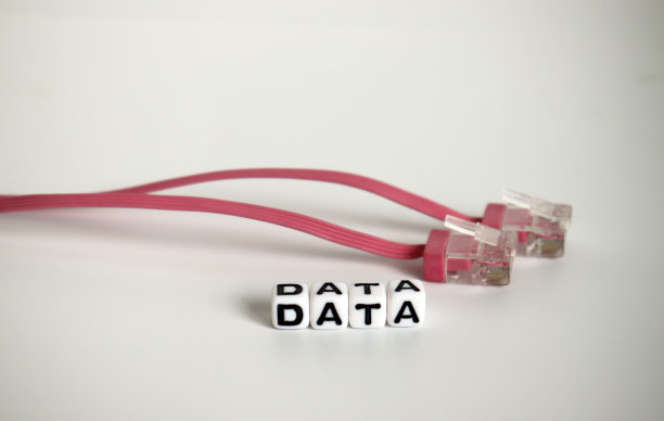 白色立方体上的数据文本。数据文本在白色立方体和网络互联网电缆。图片下载