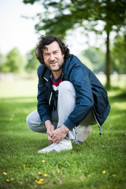 男人系着运动，跑步鞋在户外的公园里图片下载